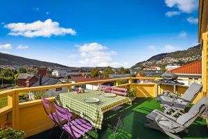 Meget solrik beliggenhet med en slående vakker utsikt over nærområdet, mot byfjellene og videre mot Bergen sentrum.