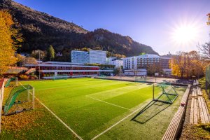 Det er også bare få min. gange til Haukeland skole (bildet) samt flere barnehager. 