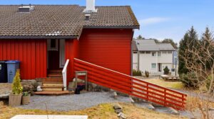 Tilkomst noen få trappetrinn fra gateplan.