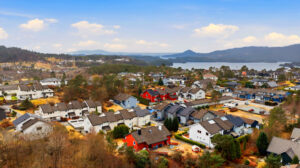 Nyt et etablert og rolig boligområde med korte avstander.