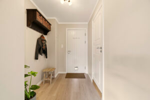 Lys og romslig entré som gir et godt førsteinntrykk.
