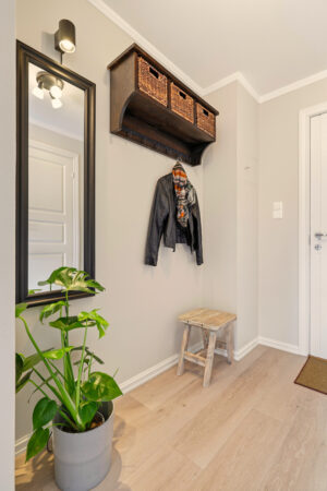 Praktisk entré med gode oppbevaringsmuligheter.