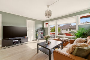 Romslig stue med god plass til hele familien.
