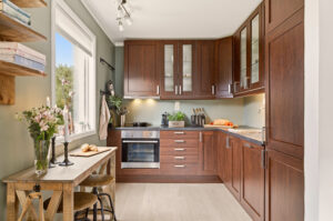 Praktisk kjøkken med rikelig skap- og benkeplass.
