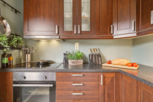 Kjøkken med klassisk uttrykk og gode arbeidsflater.
