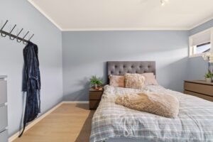 Romslig hovedsoverom med god plass til dobbeltseng.