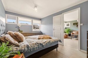 Lunt og behagelig soverom med garderobeplass.
