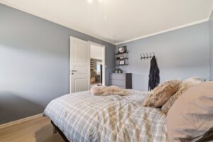 Stort soverom med god romfølelse.
