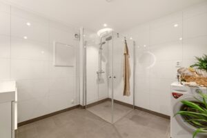 Lyst og innbydende bad med tidsriktige materialvalg.