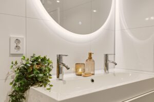 Elegant servantmiljø med god lagringsplass.
