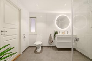 Nytt romslig bad med varmekabler i gulv.