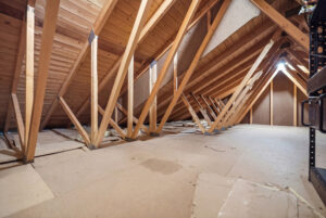 Stort loft med rikelig lagringsplass.
