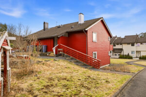 Boligen ligger fint til med gode solforhold.
