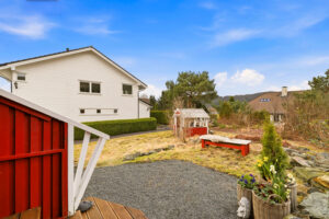 Romslig tomt med gode utviklingsmuligheter.
