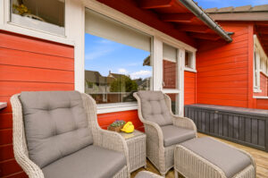 Kort avstand til kjøkkenet gjør terrassen til et ideelt sted for grilling og hyggelige måltider på varme sommerdager.