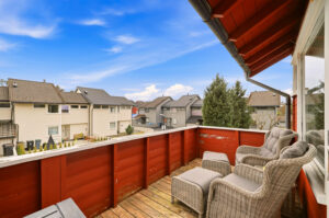 Romslig veranda med god plass til utemøbler.
