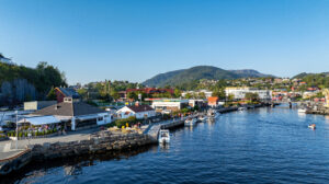 Yrende båtliv om sommeren.