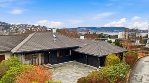 Eiendommen ligger ved nedre del av Vågslien som er blindvei, og godt tilbaketrukket fra hovedveien. 