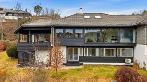 Fin arkitektonisk utforming med store vindusflater og rikelig med lysinslipp til rommene