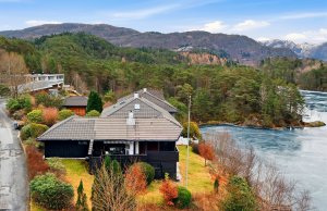 Vågslien 59 ligger i idylliske omgivelser med egen grense ned mot Åstveitvatnet