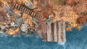 Fra nedre del av hagen er det tilkomst til badebrygge ved eiendommens grense til Åstveitvatnet (tilkomst og brygge krever oppgradering)