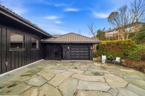 Garasje på 20 m² med lader til el. bil | Plass til flere biler i front av garasjen.