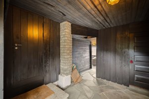 Overbygget areal som viser tilkomst fra garasjen til husets kjøkkeninngang | I bakre del av bildet ser du tilgangen til terrassen