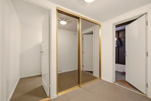 Dette bildet viser inngangsparti fra underetasjen | Fra dette inngangspartiet er det dirkete tilkomst til to boder/garderoberom