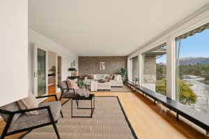 Stor og lys stue med en slående vakker utsikt 