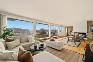 Dagligstuen har en størrelse og form som gir god plass til to sittegrupper