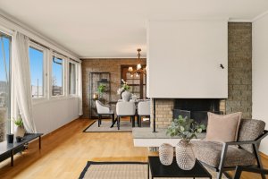 Peisen mot enden av stuen gir et fint skille mellom dagligstuen og spisestuen