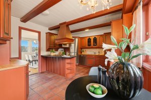 Husets kjøkken er hele 22 m² | Sivesind innredning fra 1999 med integrert kjølehjørne og benkeplate i naturstein og heltre.