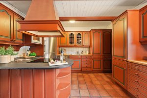 Innredningen har rikelig med skap- og benkeplass