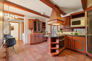 Kjøkkenet har plass til spisebord ved kjøkkenvinduet, det er også dør fra kjøkken til spisestuen