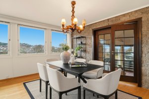 Fra spisestuen er det dør ned til husets peisestue