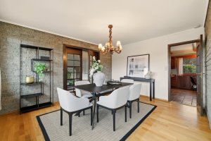 Spisestuen har plass til stort spisebord og rommet er praktisk plassert vegg i vegg med kjøkkenet