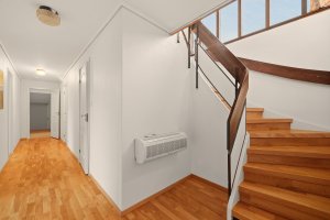 Bildet viser trappesats ned til underetasjen | Her er varmepumpen strategisk plassert og gir oppvarming til deler av underetasjen og deler av 1. etasjen