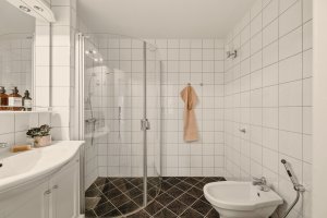Begge baderommene er plassert i husets underetasje | Badet på bildet har et areal på 4.4 m²