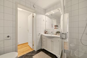 Huset har to bad, eget gjestetoalettrom og separat vaskerom