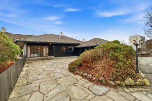 Enkel tilkomst med bred og fin innkjørsel til eiendommen | Dekke er lagt med fine skiferheller