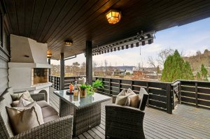 Her er god plass til både sittegrupper og spisebord | Det er trappesats fra terrassen og ned til hagen