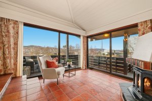 Her er det to store skyvedører ut til den solrike terrassen