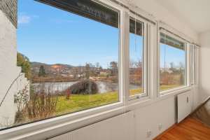 Fra alle soverommene er det fin utsikt og vinduer som vender ut mot skjermet og privat hage