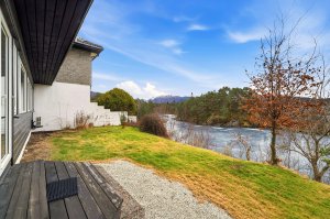 Rolige og idylliske omgivelser i den privat hagen som bl.a. vender ned mot Åstveitvatnet