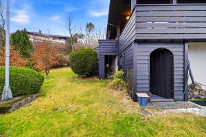 Pent opparbeidet hage med plen, frukttrær og fin beplantning | Det er direkte tilkomst til huset også fra hagen på nedsiden