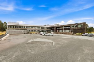 Beliggenheten gir kort avstand til skoler og barnehager, buss og butikk, idrettsanlegg og golfbane