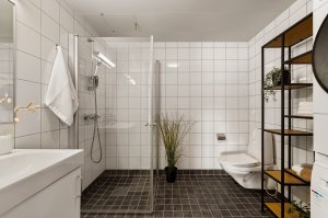 Badet har tidsriktige materialvalg og god belysning