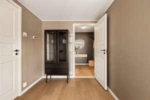 Praktisk gang med enkel adkomst til leilighetens rom