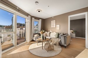 Stuen er malt i en behagelig fargetone hvor rikelig med dagslys slippes inn gjennom de store vindusflatene