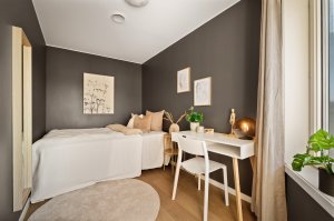 Soverommet har gode lysforhold og en rolig atmosfære